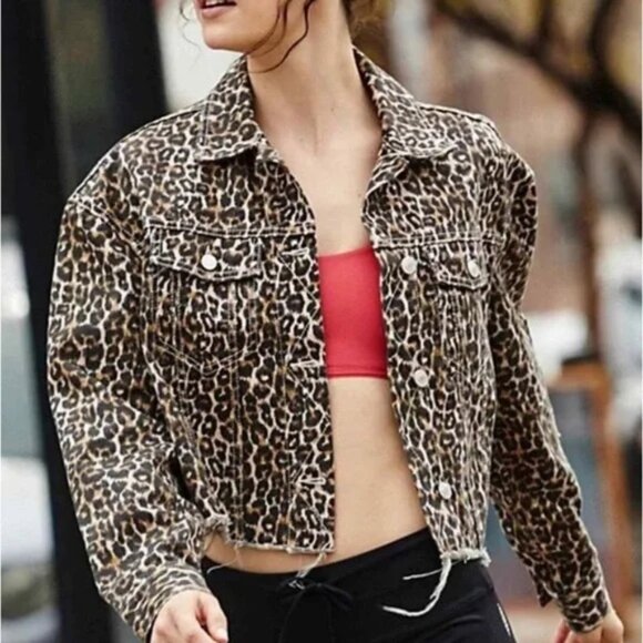 Free People Jackets & Blazers - Women’s Free People Cheetah Print Crop Frayed Hem Denim Jacket Size XS